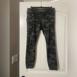 Athleta Camo Contender 7/8 Tight Size M